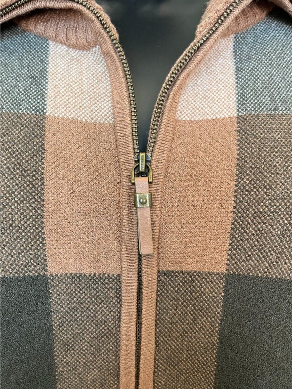 Tahari Plaid Zip Front Poncho Cape Sweater S/M Beige Brown Cream Soft - Picture 6 of 11